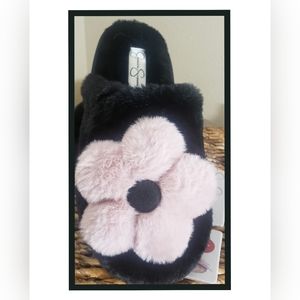 NWT PERFECT GIFT ....COMFY SLIPPERS